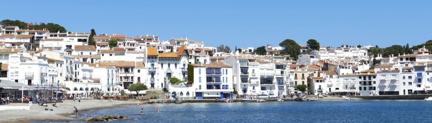 Spanje Costa Brava Cadaqués witte huizen strand