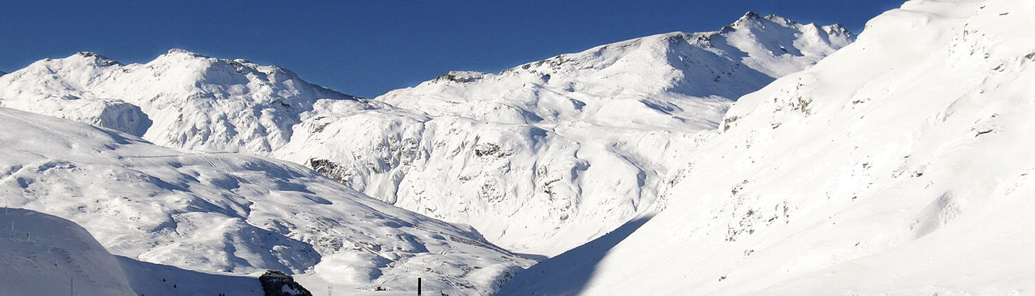 Zwitserland besneeuwde weg uitzicht op bergen