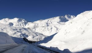 Zwitserland besneeuwde weg uitzicht op bergen