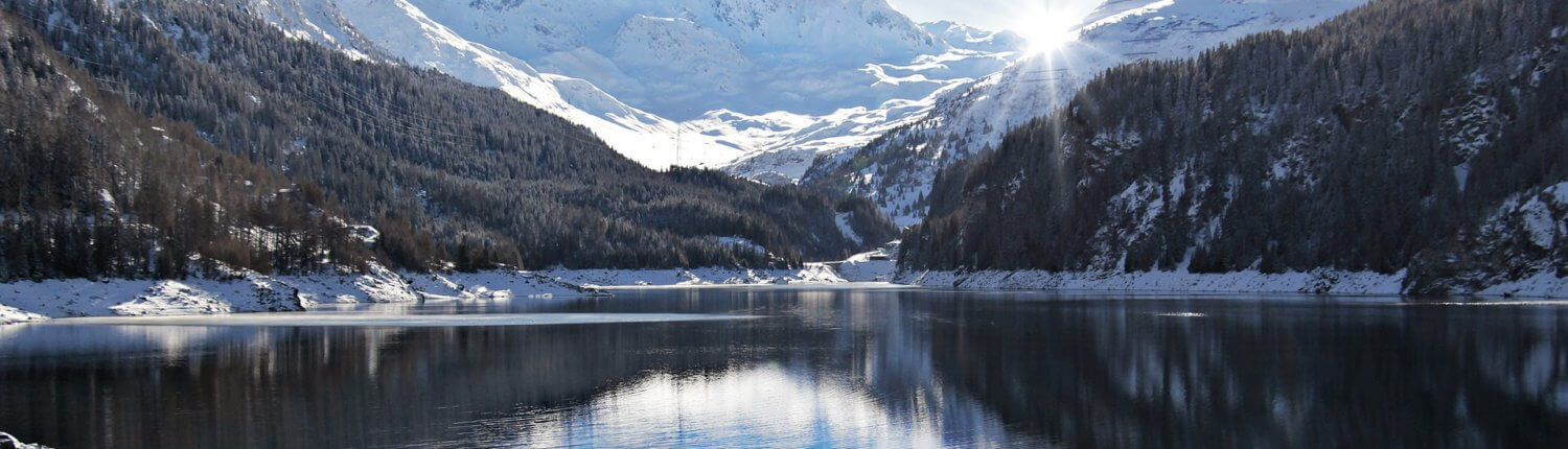 Zwitserland meer met uitzicht op besneeuwde bergen