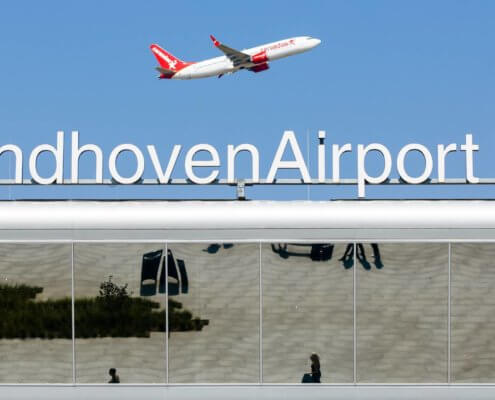 Elektrische auto parkeren bij Eindhoven Airport