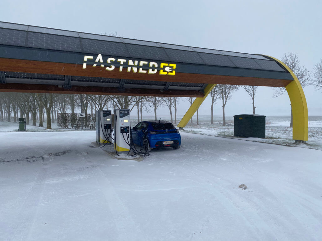 Elektrische auto opladen bij Fastned in de sneeuw