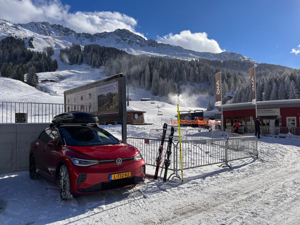 Parkeren naast de net geopende skilift in Parpan Zwitserland