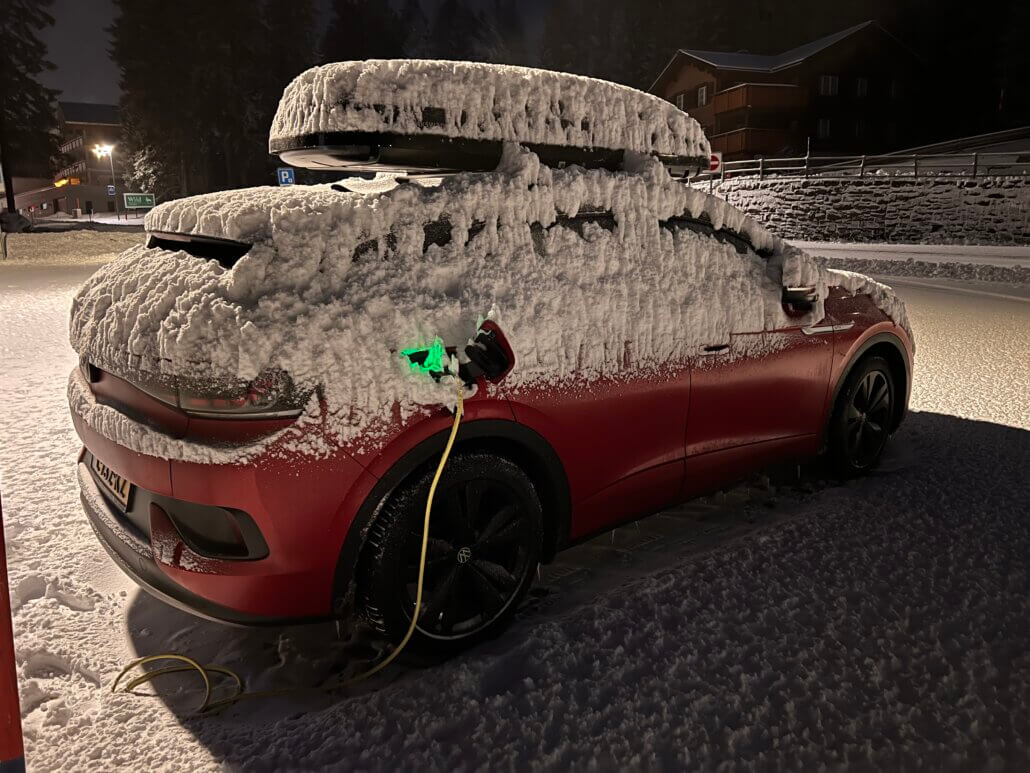 Het pak sneeuw op de Volkswagen ID.4 op de ochtend van vetrek
