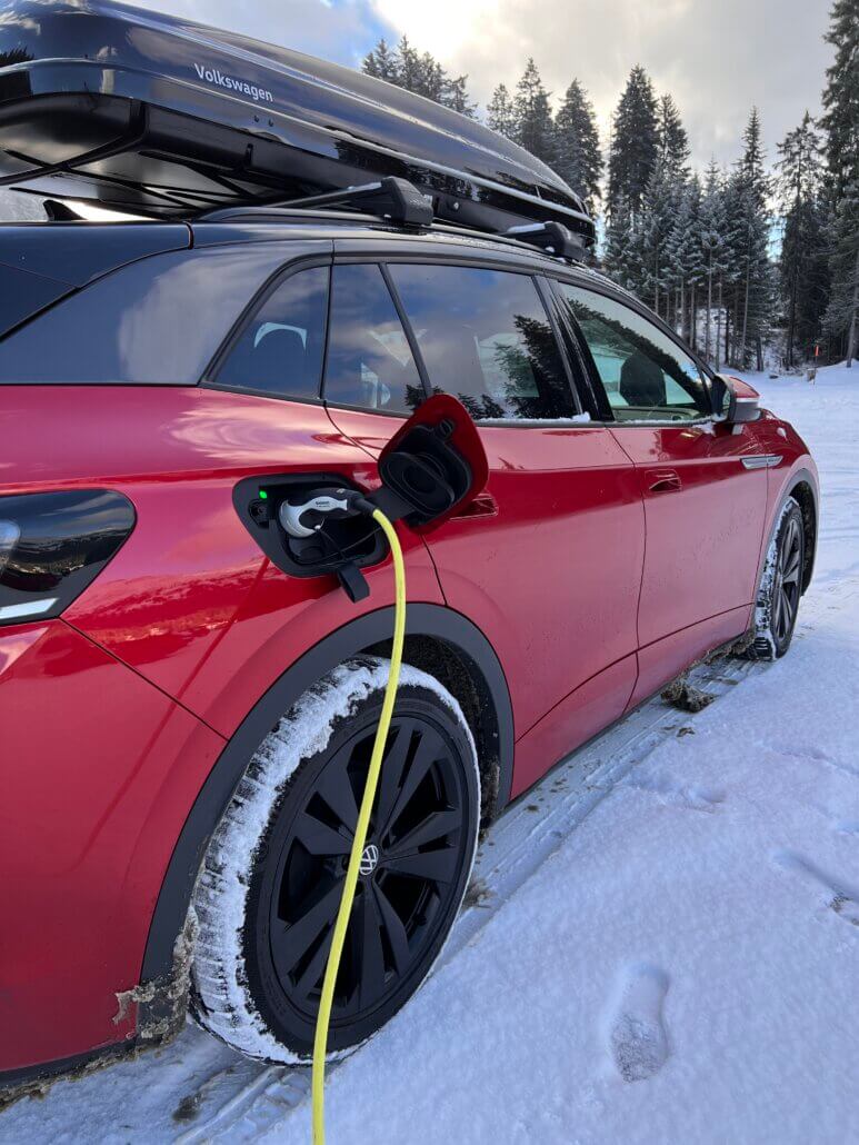 Elektrische auto opladen bij koude temperatuur