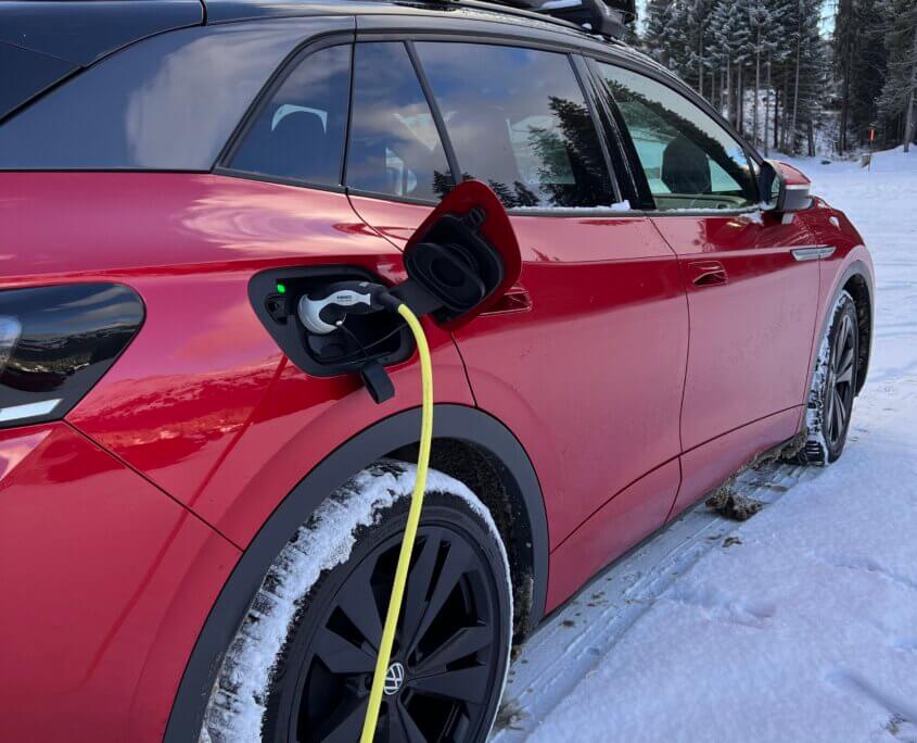 Elektrische auto opladen bij koude temperatuur