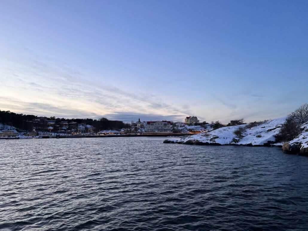 De zonsondergang vanaf de boot naar Donsö