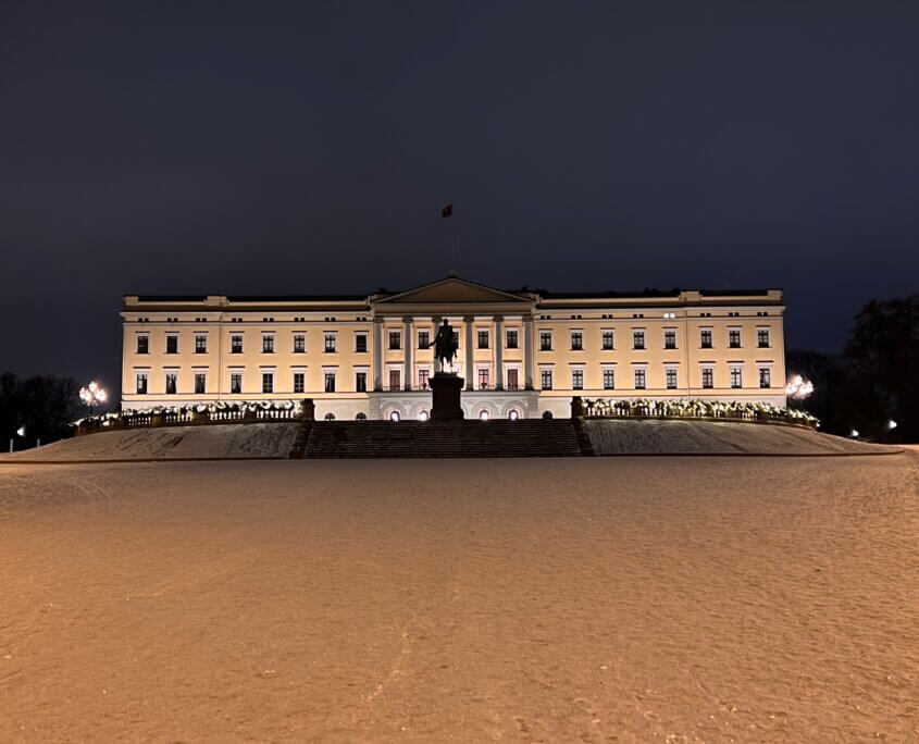 De prachtige gebouwen van Oslo tijdens de avondwandeling