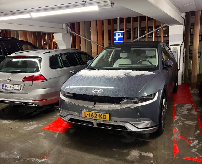 Elektrische auto opladen met EasyPark App in parkeergarage bij Clarion Hotel Malmö Live