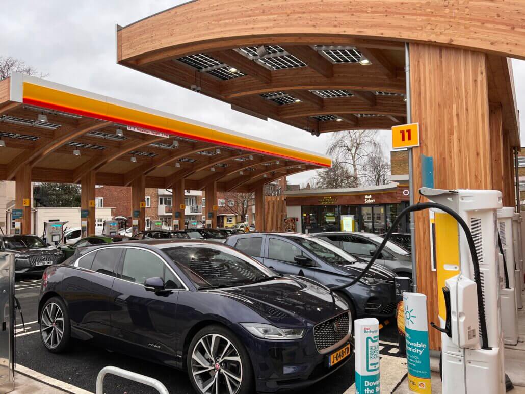 Elektrische auto opladen in Engeland bij Shell Recharge Fulham