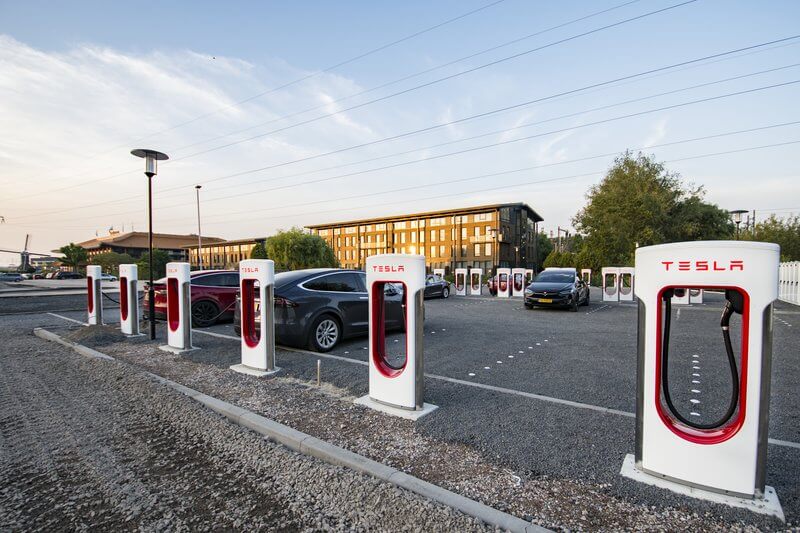 Tesla Supercharger station bij Van der Valk Breukelen open voor niet-Tesla's