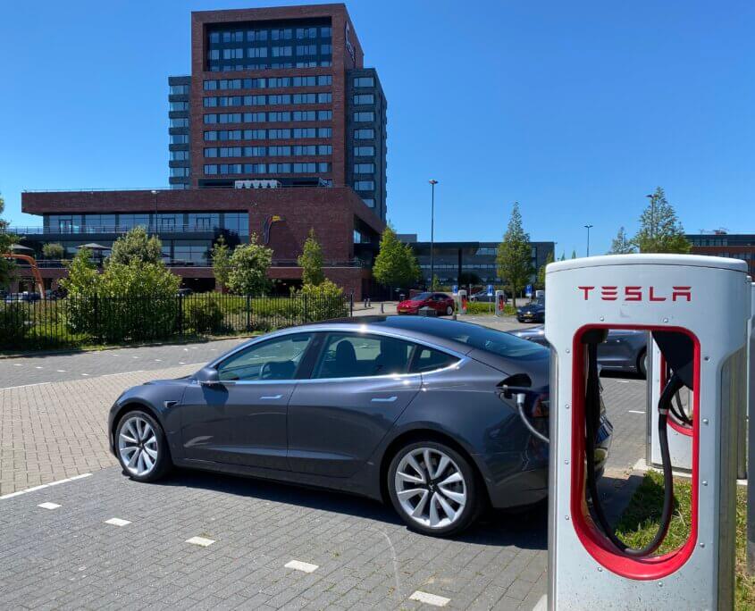 Hoe werkt Superchargen bij Tesla?