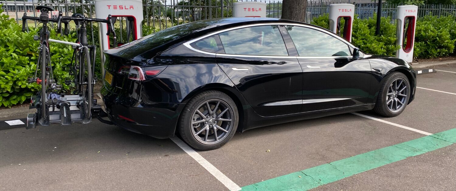 Tesla Supercharger met fietsendrager