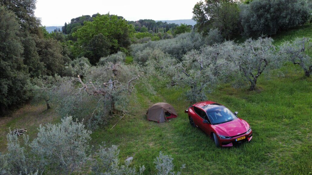 Kia EV6 kamperen met V2L tussen de olijfbomen