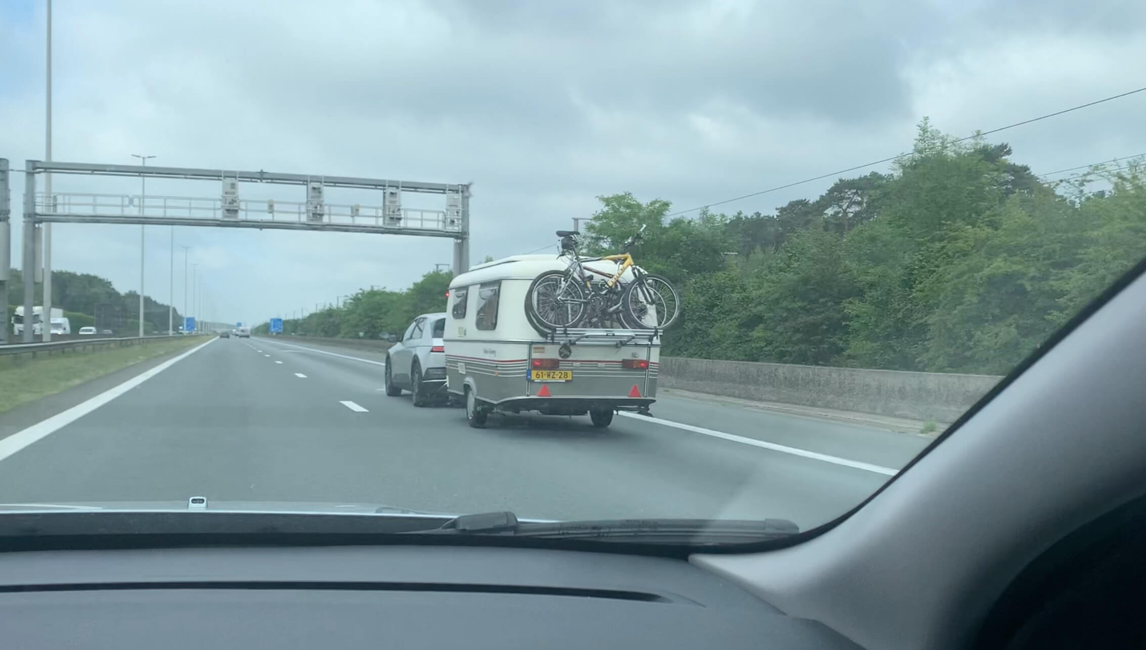 Hyundai IONIQ 5 met caravan onderweg naar Frankrijk