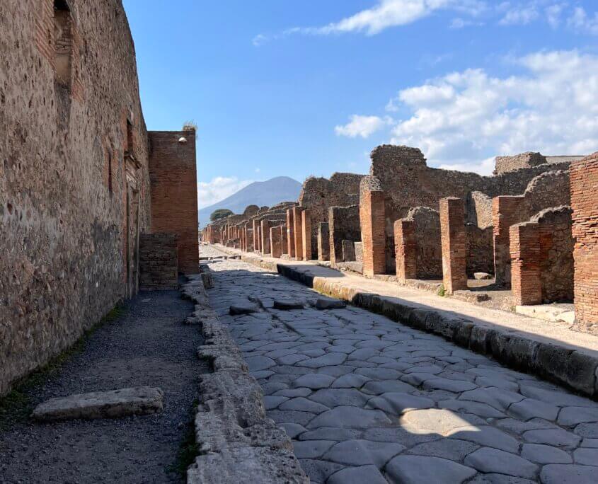 De straten van het oude Pompeï met uitzicht op de Vesuvius