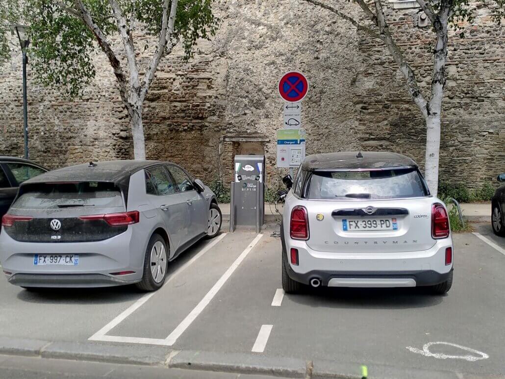 Fransen die een laadpaal bezet houden door er de elektrische auto te parkeren zonder te laden