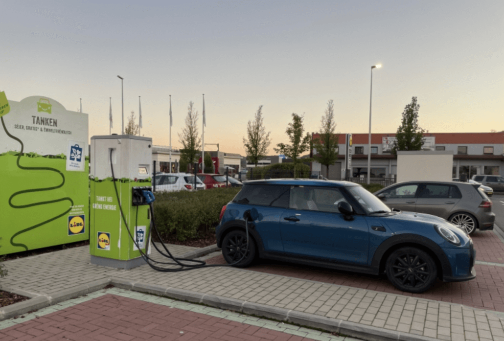 Elektrische auto opladen bij Lidl sipermarkten