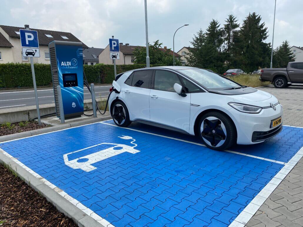 Elektrische auto opladen bij Aldi Süd in Duitsland