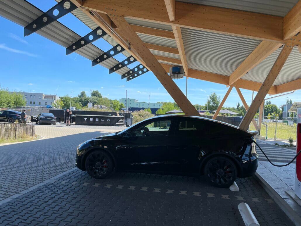 Superchargen bij Tesla in Hilden Duitsland