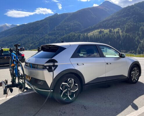 Review: Met de elektrische auto en fietsendrager naar Zwitserland