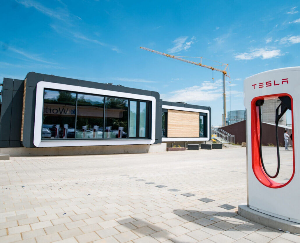 Tesla cube lounges bij superchargers