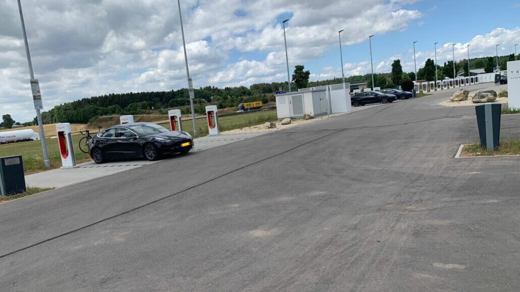 Tesla superchargers op terugweg van vakantie in Ulm in Duitsland