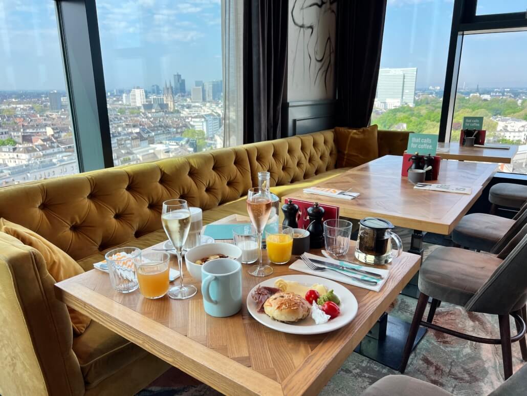 Het ontbijt met prachtig uitzicht in Restaurant de Paris Club in 25hours Hotel Das Tour in Düsseldorf