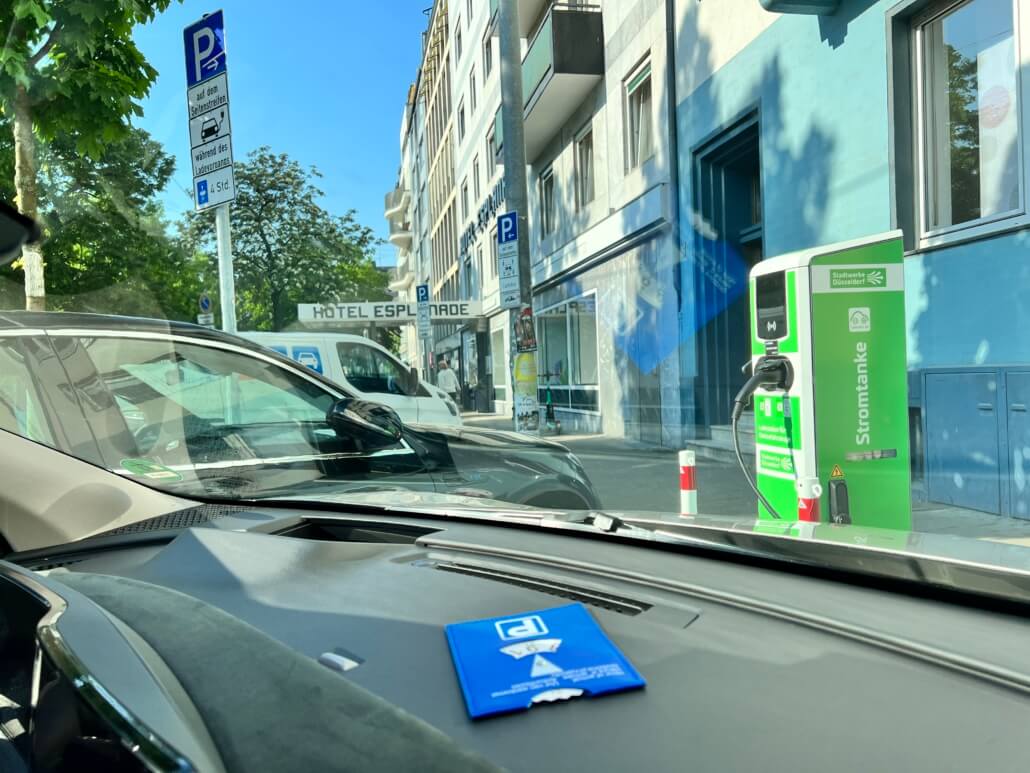 Handig in Duitsland - neem een blauwe schijf mee in je elektrische auto voor tijdens het laden bij de laadpaal