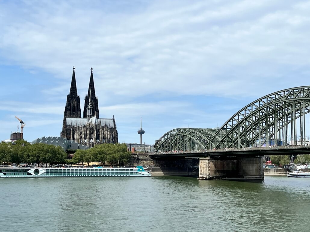 Het bekende aanzicht van Keulen met de Dom van Keulen en Hohenzollern brug