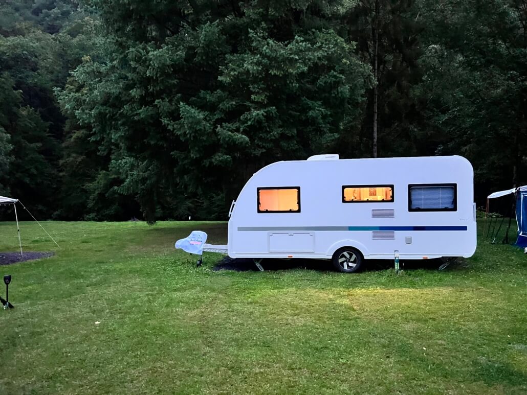 De luxe en sfeervolle Adria Altea caravan op de eerste camping