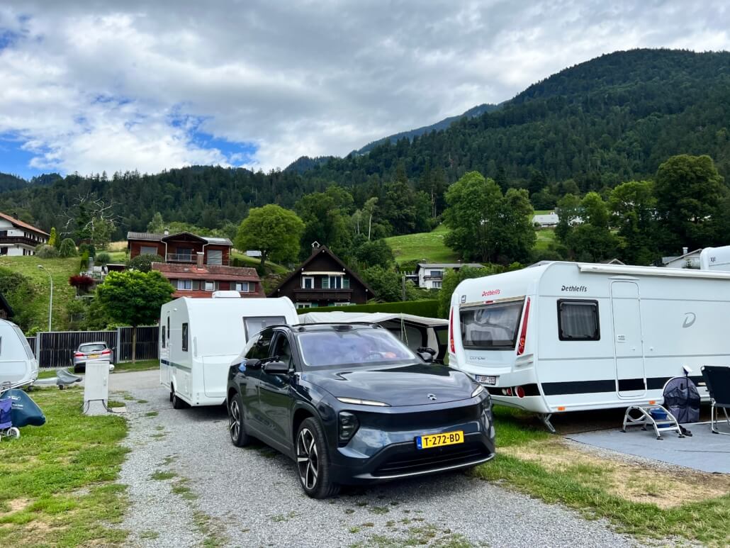 De aankomst bij de kampeerplek op de camping in Vorarlberg
