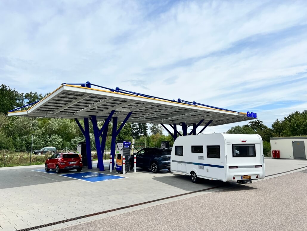 Bij het EnBW snellaadstation in Rutesheim kan de caravan aangekoppeld blijven