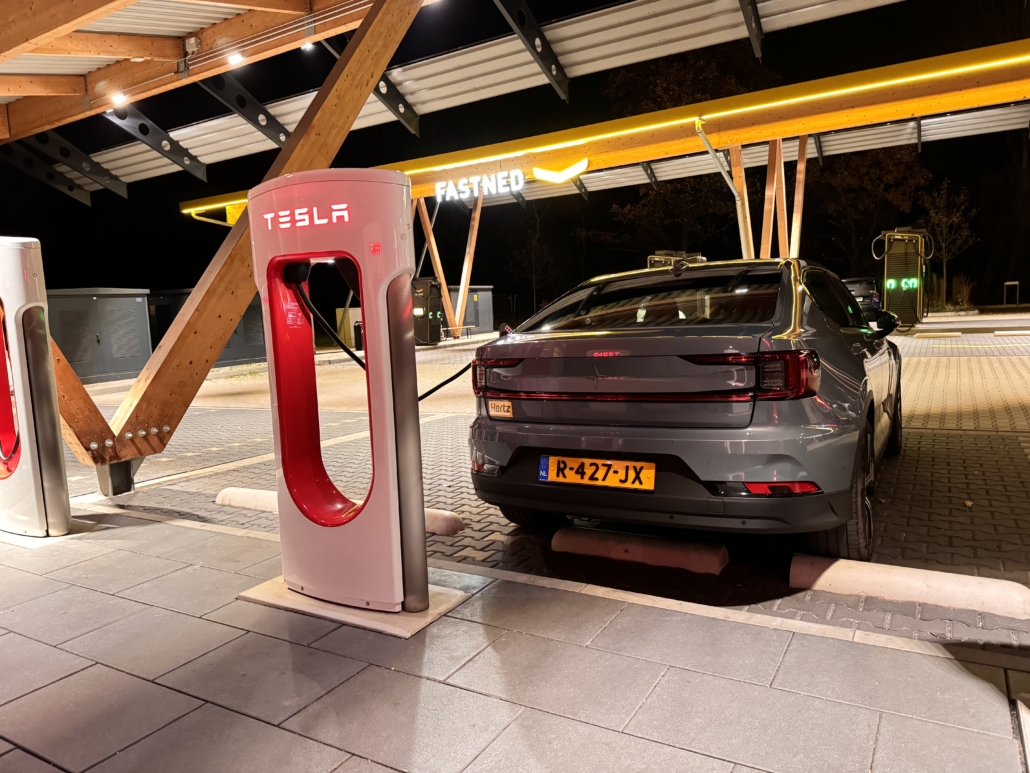 Steeds meer niet-Tesla's laden bij de Tesla Superchargers