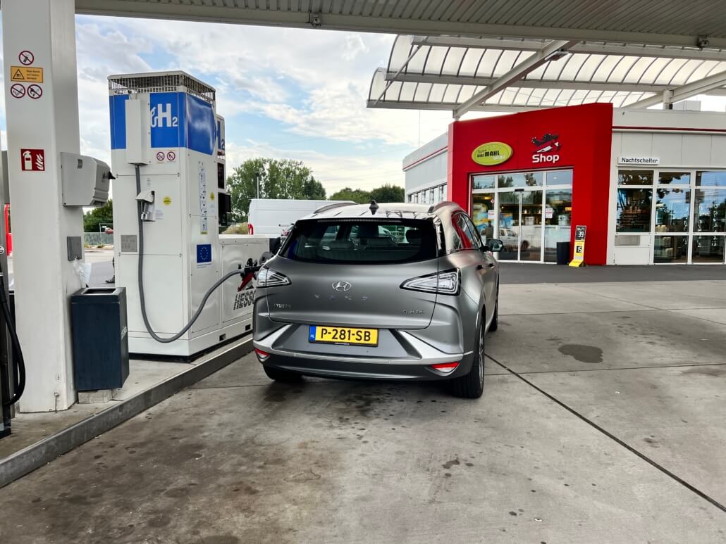 De Hyundai NEXO tijdens het tanken van waterstof in Duitsland