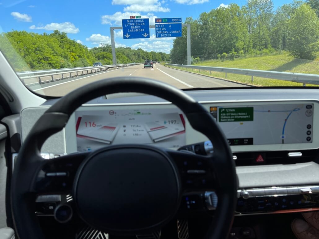 Dankzij de Google Maps functie zie je de route op je scherm in de auto