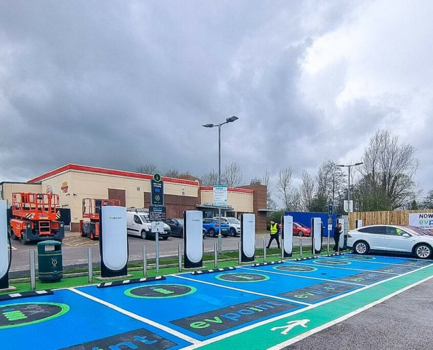 Eerste V4 snelladers zonder Tesla logo erop geopend door EG Group