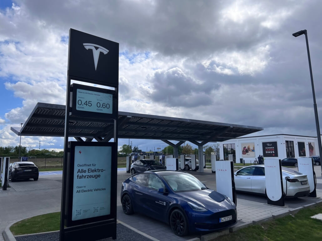 Tesla opent eerste Supercharger snellaadstation in de nieuwe stijl