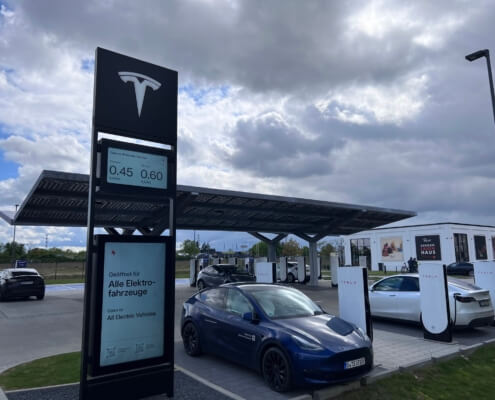 Tesla opent eerste Supercharger snellaadstation in de nieuwe stijl