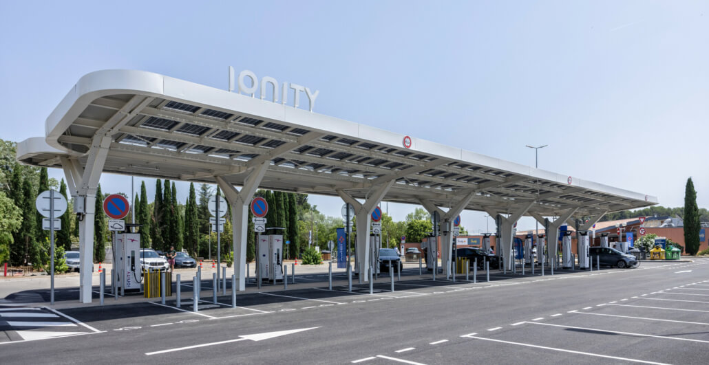 IONITY opent ook steeds vaker snellaadstations met een dak