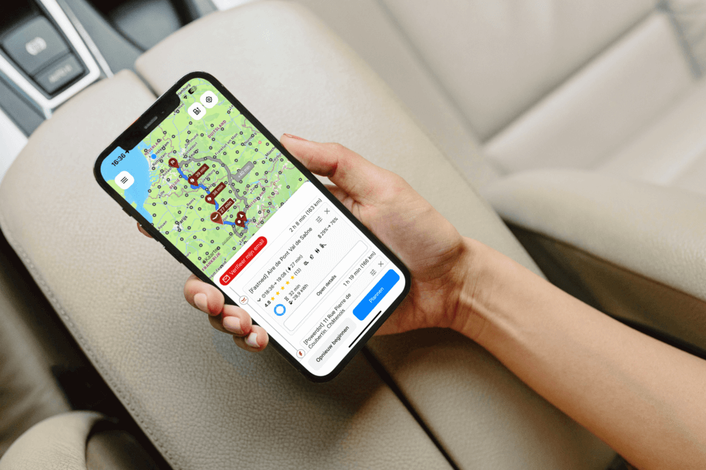 In de routeplanner app van A Better Routeplanner zie je met icoontjes of er een speeltuin bij een laadstop is