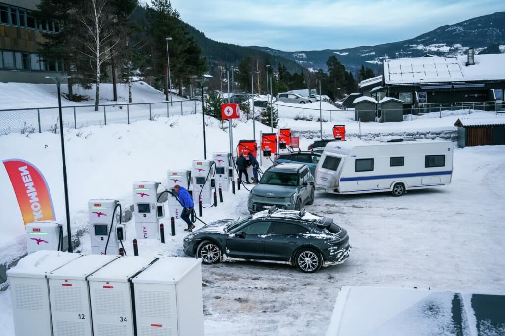 Snelladen met de Kia EV9 en caravan in Noorwegen