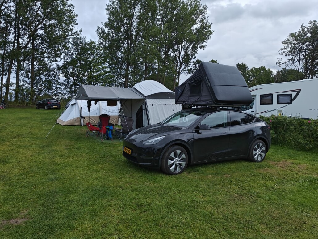 De opstelling van de Tesla Model Y met de tenttrailer en Skycamp daktent