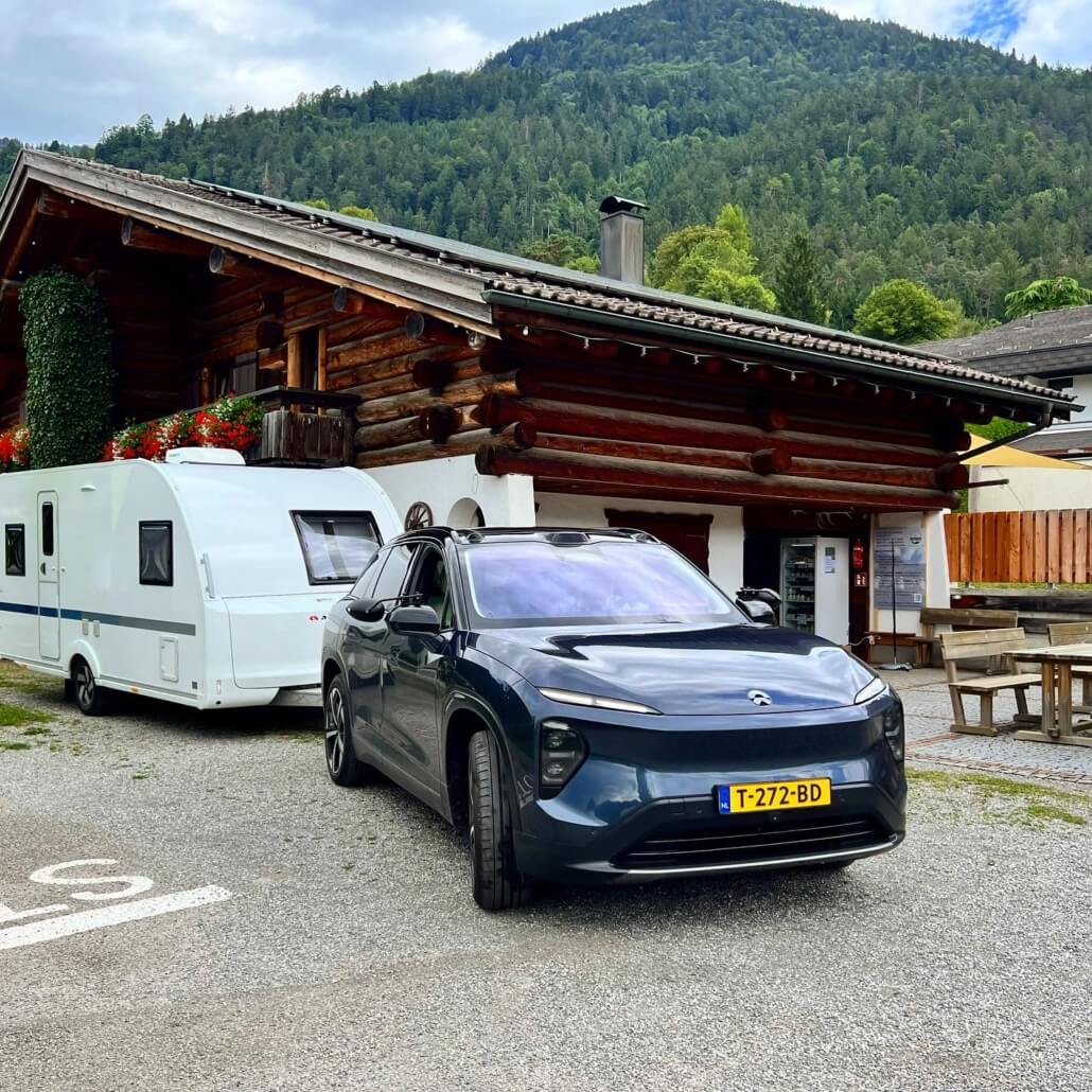 Steeds vaker gaan EV-rijders met een caravan op vakantie en er worden ook steeds grotere caravans meegenomen