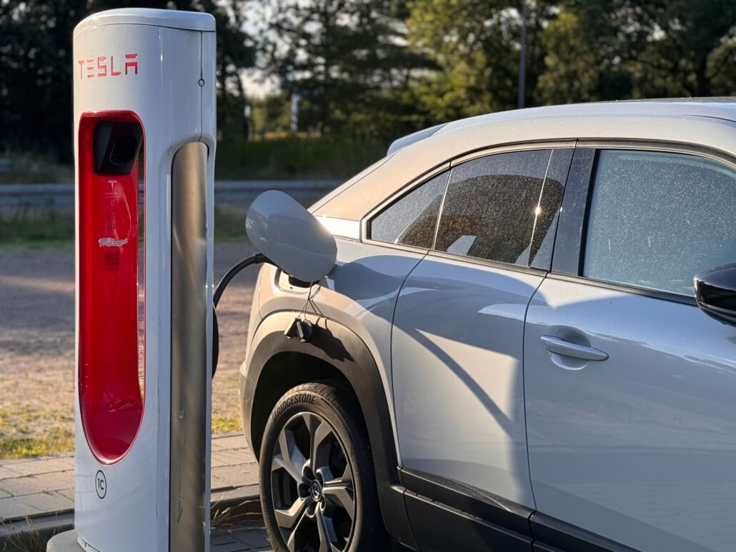 De Tesla Superchargers zijn steeds populairder als locatie om op te laden tijdens de vakantie