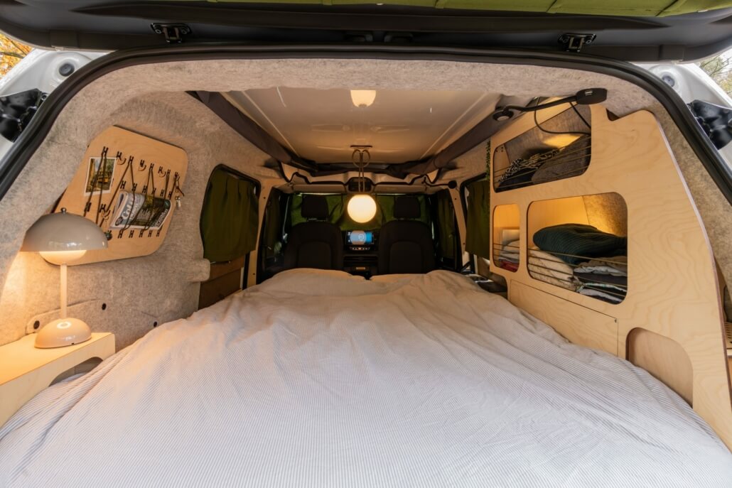 Interieur van de elektrische camper van Outbase Campers