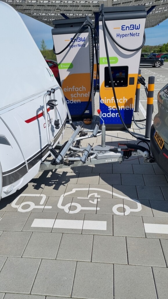 Speciale laadplekken voor caravans bij snellaadstations