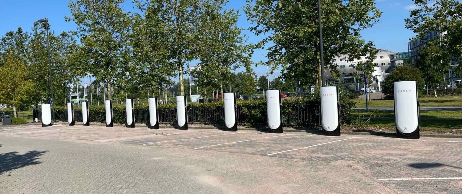 Tesla V4 Superchargers bij van der Valk hotel Almere