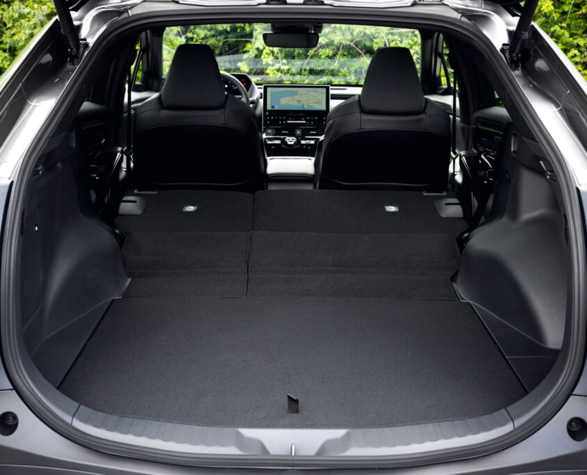 Er ontstaat heel veel bagageruimte in de Toyota bZ4X als je de achterbank neerklapt voor je vakantie